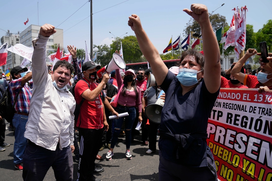 Simpatizantes del presidente se manifiestan frente al Congreso de Perú donde se debate sobre la destitución de Pedro Castillo. Foto Ap