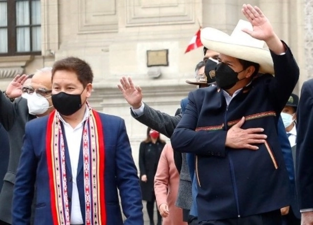El Congreso peruano respaldó ayer al gabinete liderado por el primer ministro Guido Bellido (a la izquierda), en una decisión que podría disipar en parte la incertidumbre sobre el rumbo del país al inicio del gobierno del presidente Pedro Castillo (a la derecha). Foto Europa Press