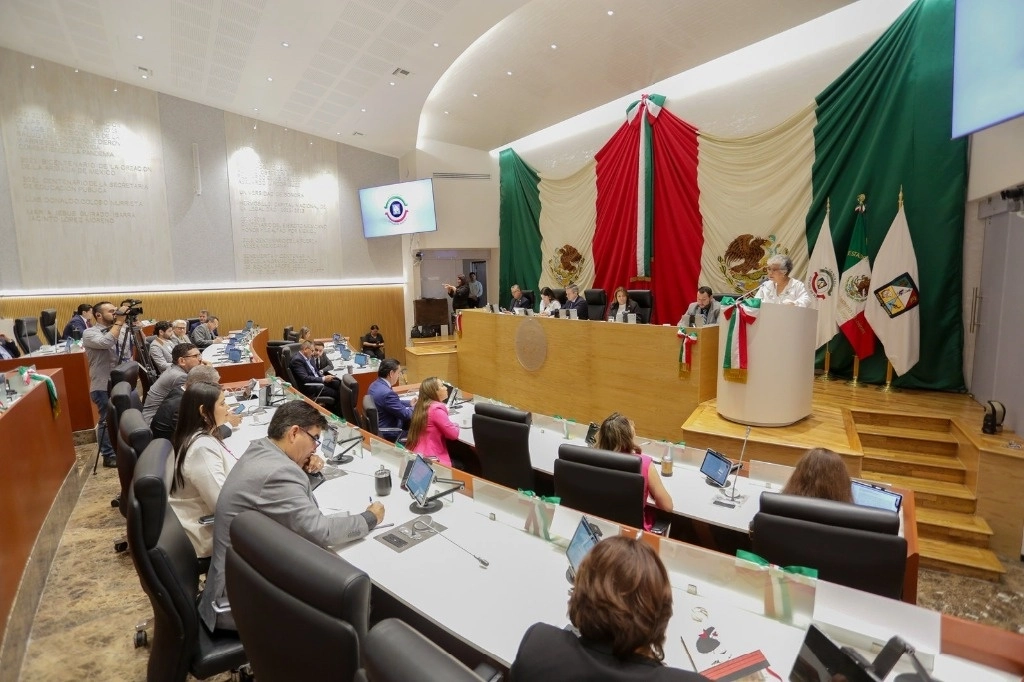 Aspectos de la sesión del Congreso de sonora este martes. Foto Cristina Gómez