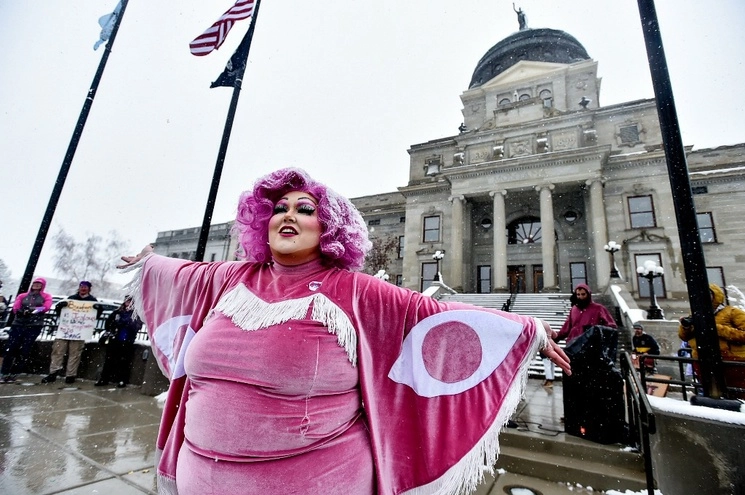 Protesta contra la ley que prohíbe que las personas vestidas de mujer le lean libros a los niños en las escuelas y bibliotecas públicas de Montana. Foto Ap
