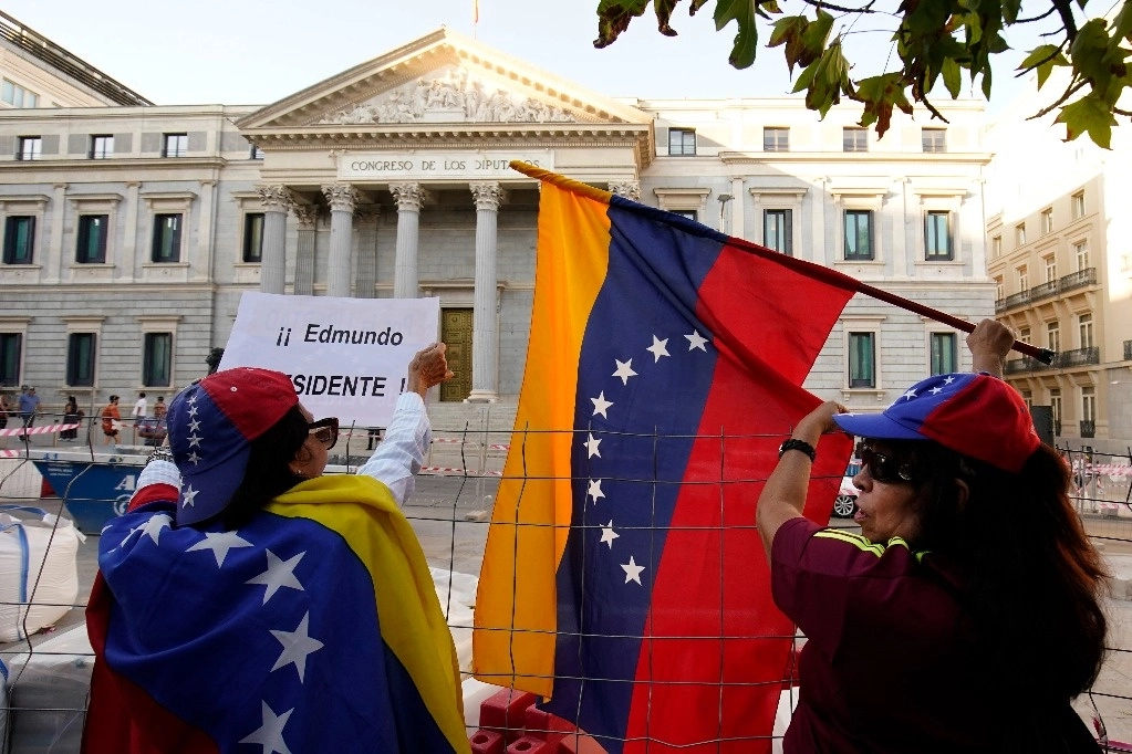 Partidarios del político venezolano, Edmundo González, se manifiestan afuera del parlamento español, el 10 de septiembre de 2024. Foto Ap 