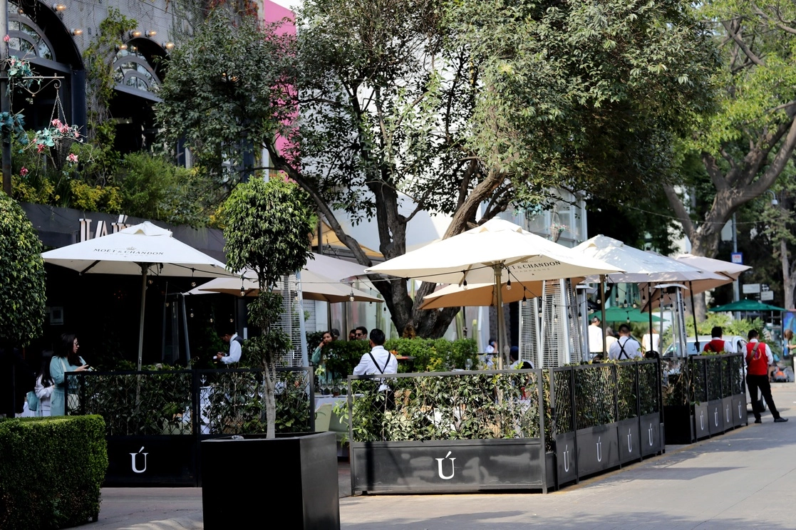 Restaurantes de la zona de Polanco continúan utilizando las banquetas para ampliar sus espacios, el 30 de enero de 2022. Foto Roberto García Ortiz