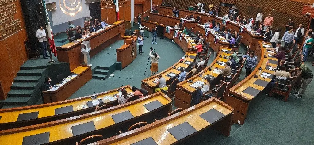 Con 33 votos a favor (Morena, PT y PVEM), nueve en contra (PRI, MC y PAN) y cuatro abstenciones del PRD, el Congreso de Guerrero, en sesión extraordinaria, aprobó el dictamen de reforma al Poder Judicial, el 12 de septiembre de 2024. Foto Sergio Ocampo