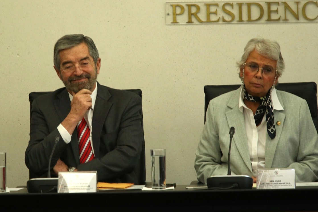 La presidenta de la Mesa Directiva del Senado, Olga Sánchez Corder (der) y el El representante permanente de México ante la ONU, Juan Ramón de la Fuente (izq) durante la reunión. Foto María Luisa Severiano
