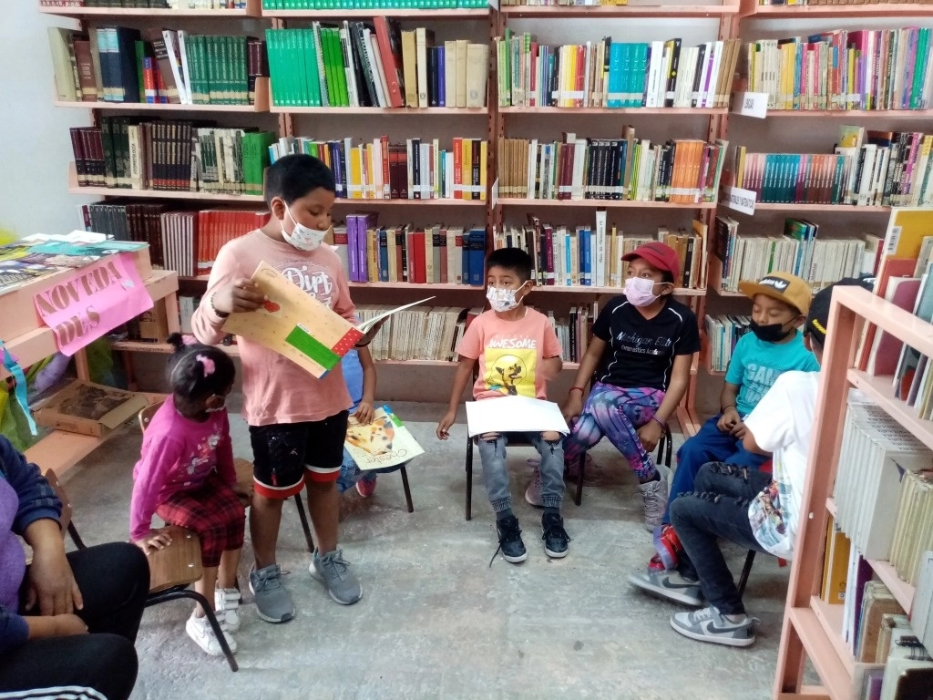 Aquí, los integrantes del club de lectura de Yehualtepec, Puebla. Foto cortesía del FCE 