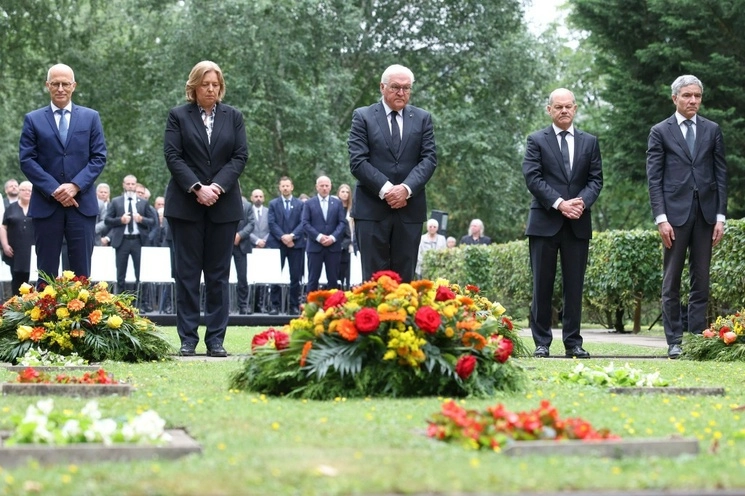 l canciller Olaf Scholz rindió este sábado homenaje al levantamiento popular del 17 de junio de 1953 en la extinta República Democrática Alemana (RDA). Foto Dpa