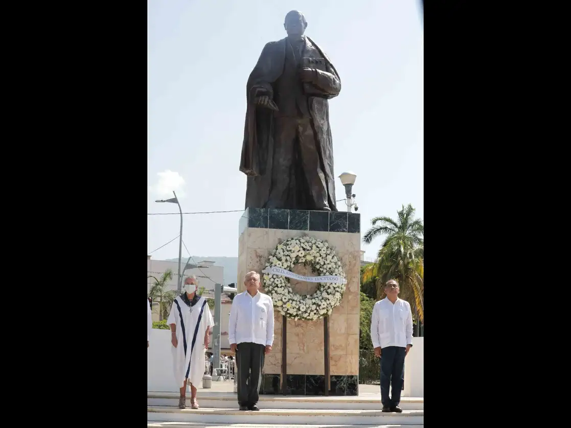 El presidente Andrés Manuel López Obrador depositó un arreglo floral y montó guardia de honor junto al monumento de Benito Juárez en la avenida Costera Miguel Alemán en Acapulco, Guerrero. Foto cortesía Presidencia