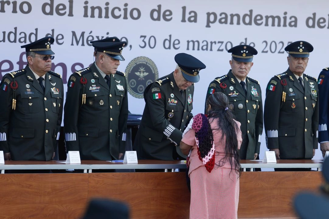 Tras declarar un minuto de silencio, la Defensa otorgó 12 condecoraciones al valor heroico de manera póstuma a los familiares de los militares que lucharon contra la pandemia en primera línea; nueve condecoraciones al valor heroico; 22 condecoraciones al mérito militar; 15 menciones honoríficas de forma individual; y diez menciones honoríficas a diversas unidades. Foto 