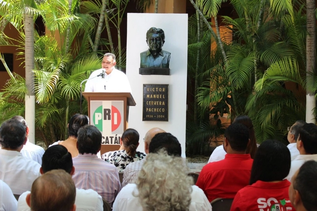 En sencilla ceremonia realizada en la Casa del Pueblo, el senador electo y ex gobernador del Estado, Rolando Zapata Bello (2012-2018), fue el encargado de dirigir un mensaje. Foto @PRI_Yucatan 