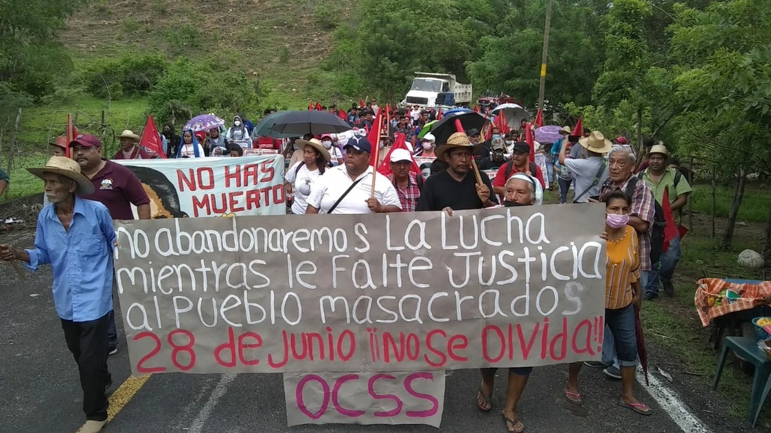 La Organización Campesina de la Sierra del Sur encabezó la marcha para conmemorar el 26 aniversario de la masacre de Aguas Blancas, el 28 de junio de 2021. Foto Héctor Briseño