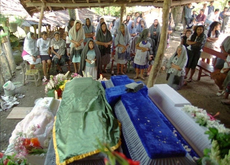 Aspectos de los sepelios de alguna de las víctimas en 2006. Foto La Jornada