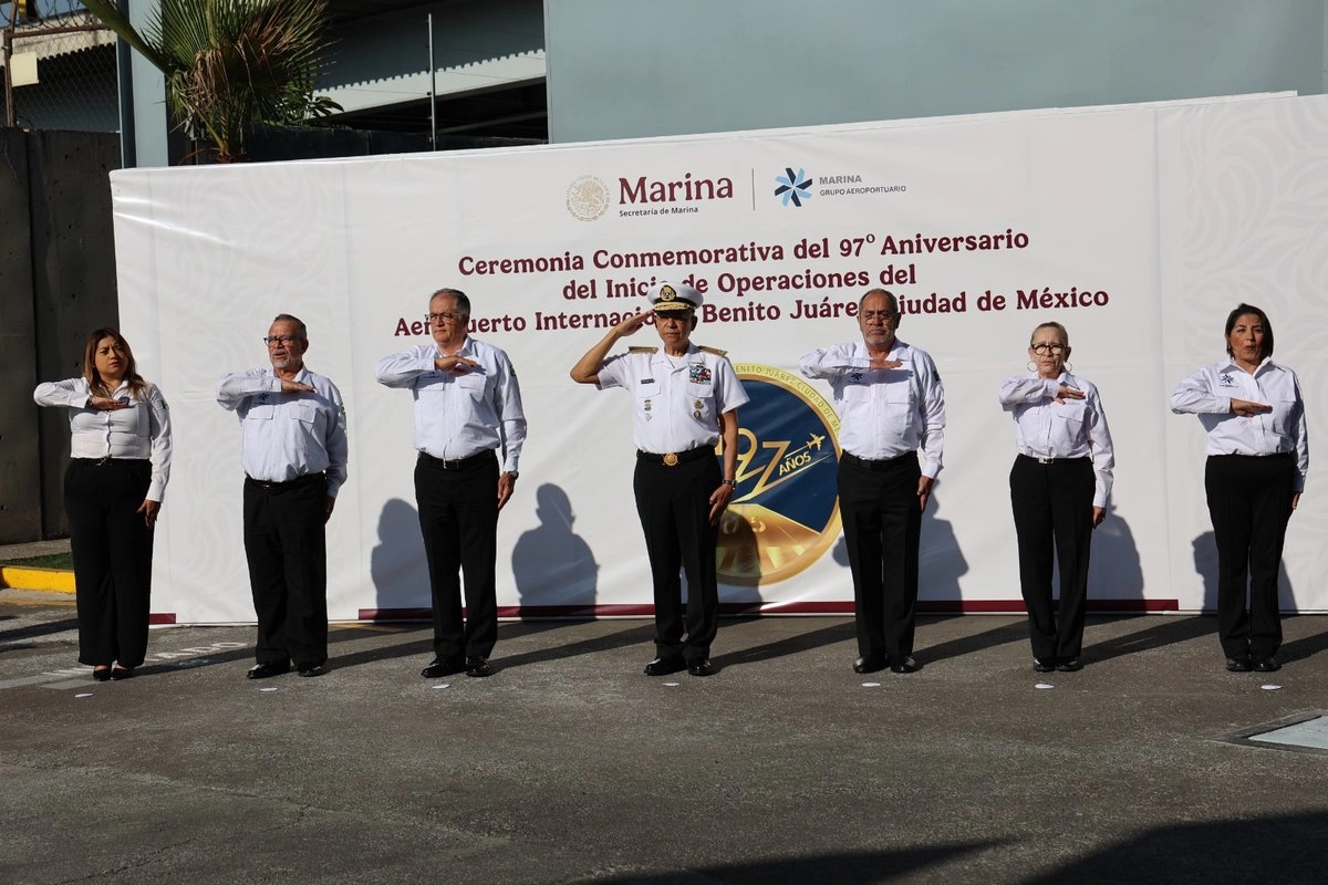 El titular de la Secretaría de Marina, Almirante Raymundo Pedro Morales Ángeles, encabezó la Ceremonia de Conmemoración de los 97 años del inicio de operaciones del Aeropuerto Internacional Benito Juárez Ciudad de México. Foto tomada de X 