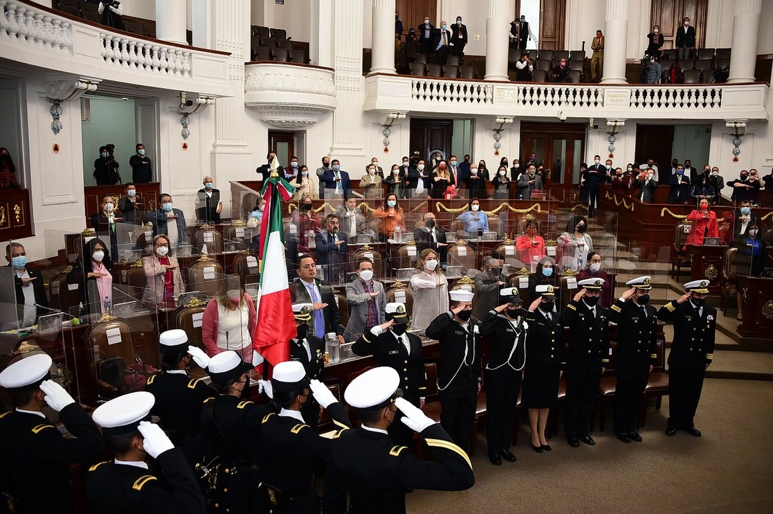 En el muro de honor del Congreso de la Ciudad de México se inscribió en letras de oro “2021 bicentenario de la creación de la Armada de México”, el 30 de septiembre de 2021. Foto tomada del Twitter de @Congreso_CdMex