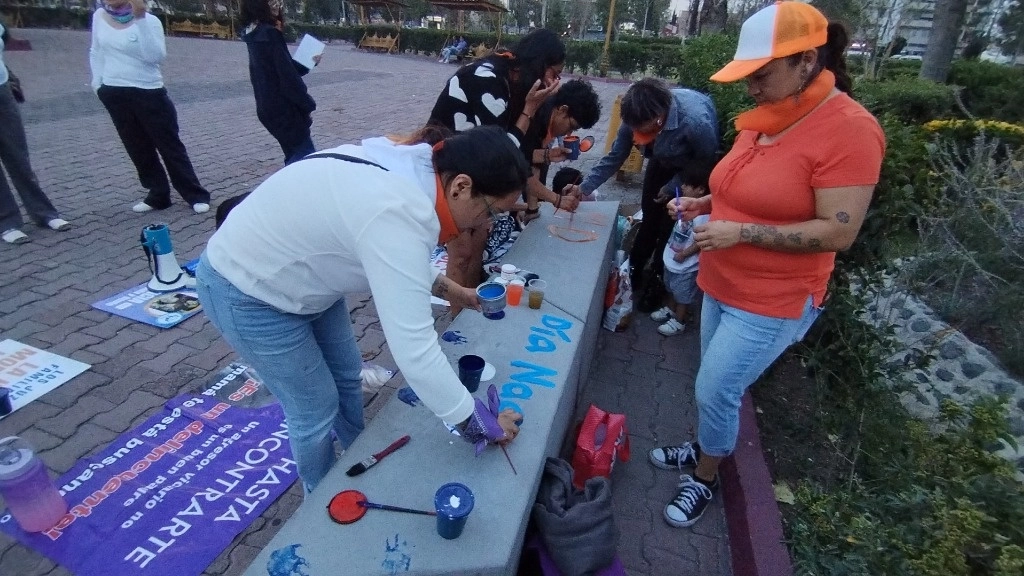 Mientras realizaban las pinturas colocaron pancartas con las fotos de sus hijos sustraídos de manera ilegal por sus exparejas. Foto Ricardo Montoya 