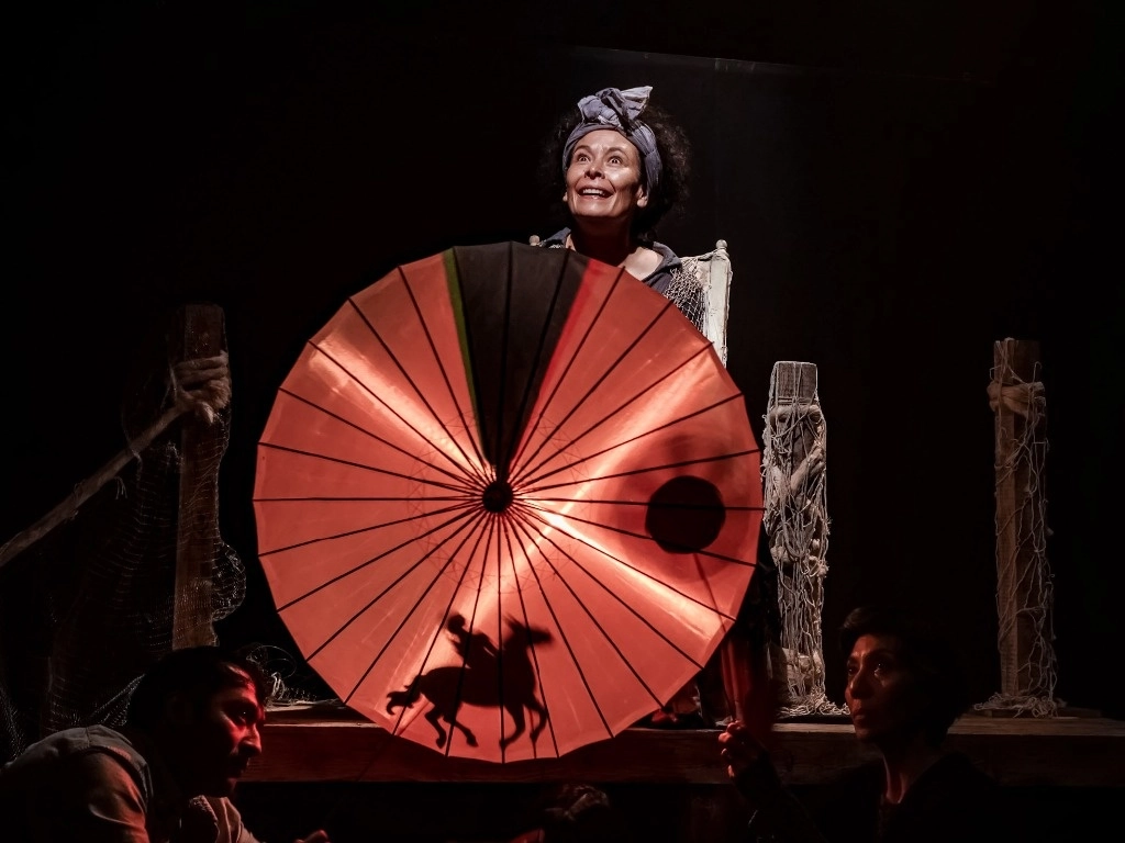 Escena de la adaptación de la Caracola Producciones, que agregó elementos multimedia y títeres de papel a la pieza del también creador de telenovelas como ‘Cuna de lobos’ y ‘El extraño retorno de Diana Salazar’. Foto cortesía José Jorge Carreón/Teatro UNAM 