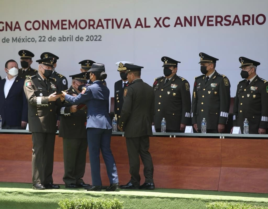Entrega de estafeta de servicio a las nuevas generaciones de la Escuela Superior de Guerra, en el marco de su 90 aniversario, en la Ciudad de México, el 22 de abril de 2022. Foto José Antonio López