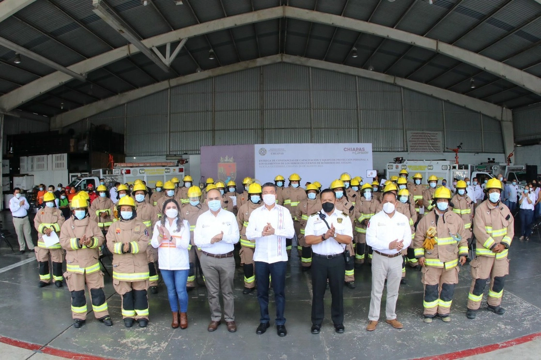 El gobernador de Chiapas con los bomberos. Foto 'La Jornada'