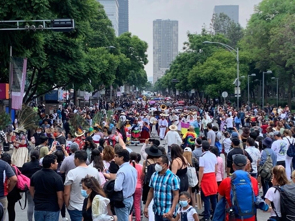Integrantes de pueblos indígenas radicados en la Ciudad de México marchan para exigir respeto a su autodeterminación, en el marco del Día Internacional de los Pueblos Originarios, el 9 de agosto de 2022. Foto Alfredo Domínguez