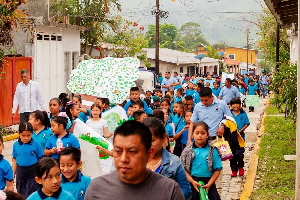 “Tomar agua nos vida.  Tomar conciencia nos dará agua”, escribieron los alumnos en una de las muchas cartulinas que portaron. Foto La Jornada 