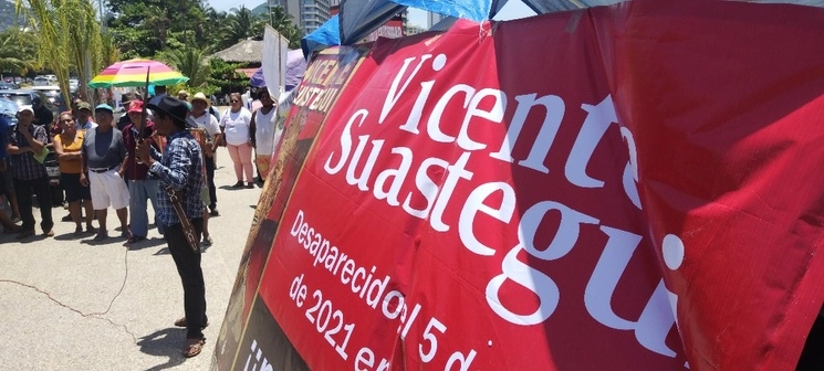 En Acapulco, Guerrero, se realizó una protesta a dos años de la desaparición de Vicente Suástegui, opositor de la presa La Parota y fundador de la policía comunitaria de Cacahuatepec. Foto Héctor Briseño
