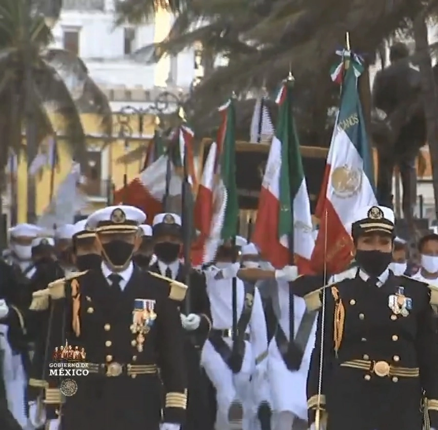 Integrantes de la Semar durante el desfile conmemorativo. Fotograma tomado del video emitido por el Gobierno de México
