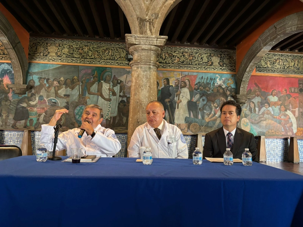 El Hospital de Jesús cada año brinda aproximadamente más de 15 mil consultas de diversas especialidades, más de mil estudios de rayos X y más de 8 mil  estudios de laboratorio, destacaron los doctores Pedro Álvarez Sánchez, patrono y tesorero del recinto, y Octaviano Rosalez Serafín, presidente del patronato. Foto Carolina Gómez 
