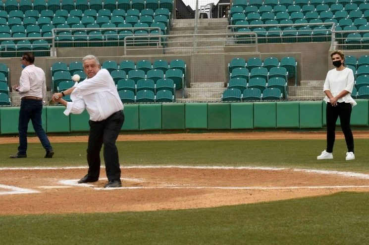 El presidente Andrés Manuel López Obrador batea en el Nuevo Estadio de Béisbol de San Luis Río Colorado. Foto Cuartoscuro / Archivo 