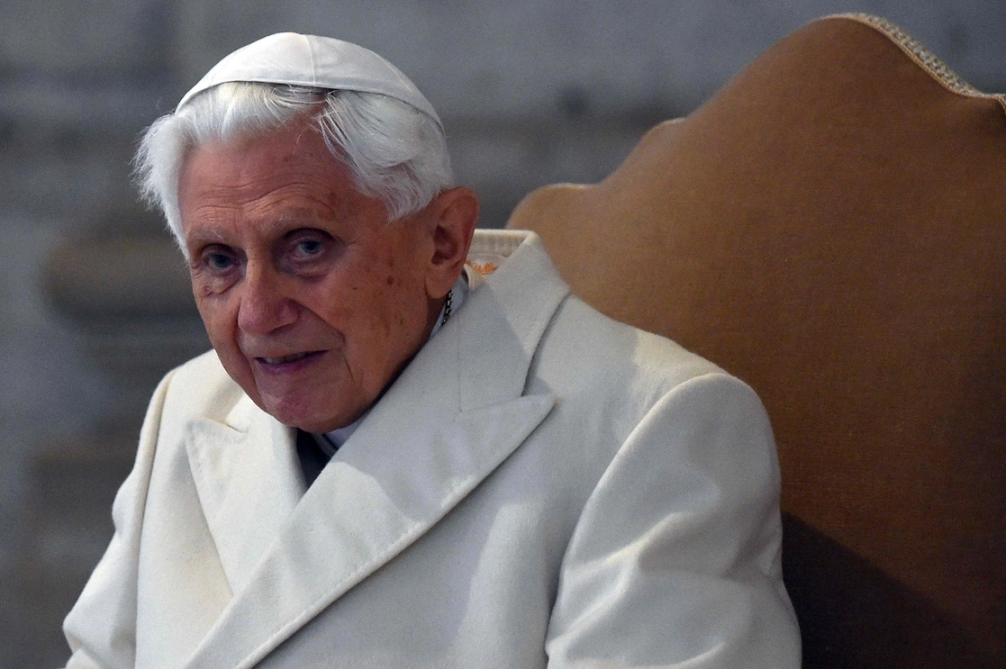 El papa emérito Benedicto XVI manifestó su "conmoción y vergüenza" por la pedofilia en la iglesia tras el informe que lo acusa de pasividad en casos de abuso a menores en Alemania. Foto Afp / Archivo