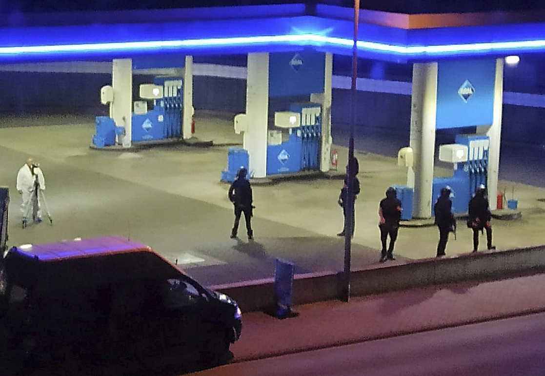 Policías aseguran la gasolinera en la que sucedió el asesinato de un empleado, a manos de un cliente que se negó a usar el cubrebocas, en Idar-Oberstein, Alemania, el 19 de septiembre de 2021. Foto Ap 