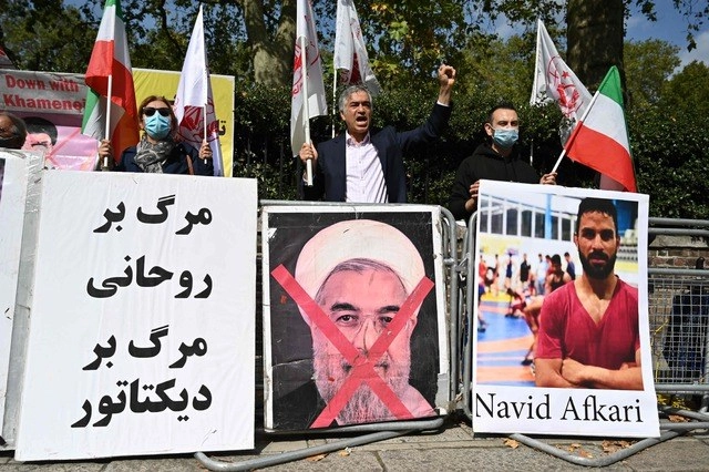 El Comité Olímpico Internacional se mostró "conmocionado" por la ejecución del luchador iraní Navid Afkari, condenado a muerte por el homicidio de un funcionario durante las "revueltas" de 2018. En la imagen, protesta frente a la embajada iraní en Londres. Foto Afp
