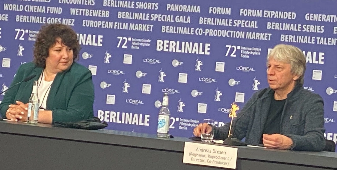 En la imagen, la actriz Melten Kaptan y el director alemán Andreas Dresen en la presentación de 'Rabiye Kurnaz contra George W. Bush' en la Berlinale. Foto Alia Lira Hartmann