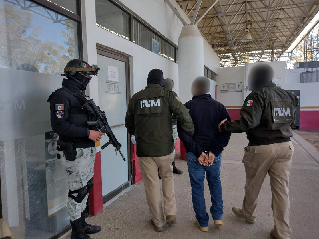 Integrantes del Instituto Nacional de Migración recibieron en el cruce internacional San Jerónimo-Santa Teresa, en Ciudad Juárez, al connacional Alejandro N, quien era buscado por los delitos de delincuencia organizada y secuestro, además contaba con alerta migratoria. Foto del Twitter del @INAMI_mx
