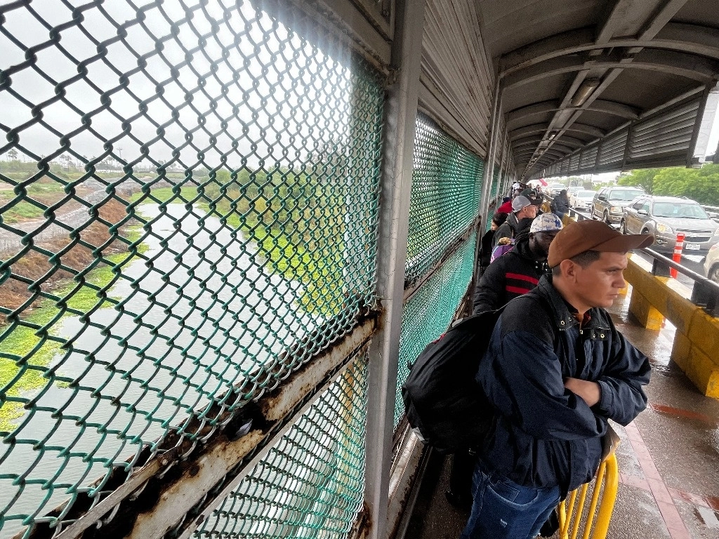 En Tamaulipas, migrantes esperan a que elementos del INM verifiquen su identidad y documentación que será entregada a autoridades de EU. Foto Luis Castillo