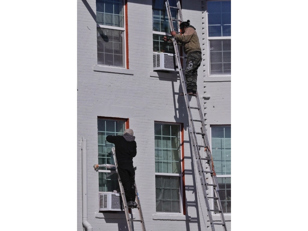 Trabajadores mexicanos pintan un edificio en El Paso, Texas. De acuerdo con el Centro de Estudios Monetarios Latinoamericanos, 14.1 por ciento del personal ocupado en la industria de la construcción estadunidense proviene de México. Foto Marco Peláez 
