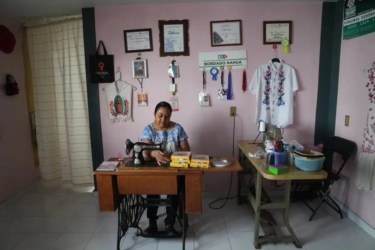 Virginia Verónica Arce Arce, diseñadora de bordados de arte popular nahua trabajando en su casa en el municipio de San Isidro Buen Suceso, Tlaxcala, México.