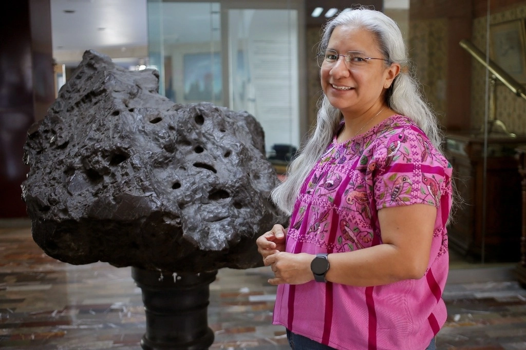 La especialista ha participado en descubrimientos de pulsaciones de alta energía que provienen de fuera de la Tierra. La imagen fue captada en el Instituto de Astronomía de la UNAM. Foto María Luisa Severiano 