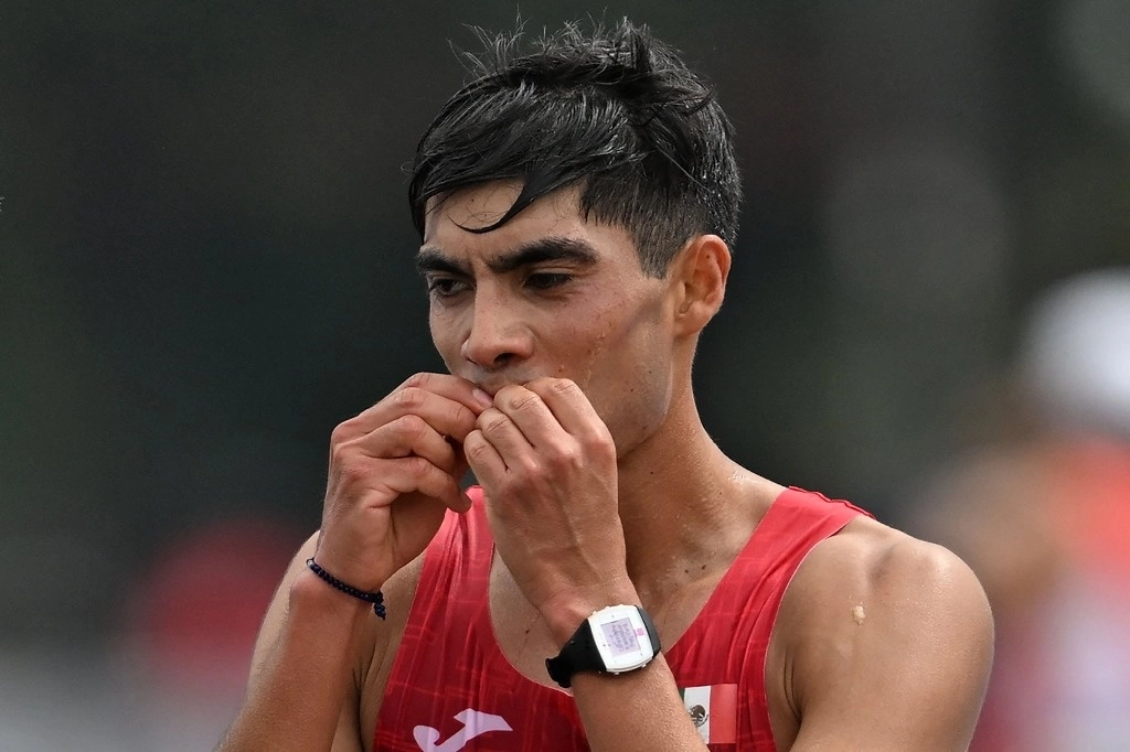 El mexicano Andrés Olivas logró la medalla de bronce en la prueba de 20 km de los Juegos Panamericanos Santiago 2023. Foto Afp