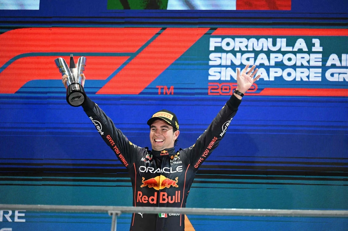 Sergio Pérez, ganador de Red Bull Racing, celebra en el podio después de la carrera nocturna del Gran Premio de Singapur de Fórmula Uno en el circuito urbano de Marina Bay en Singapur el 2 de octubre de 2022. Foto Afp