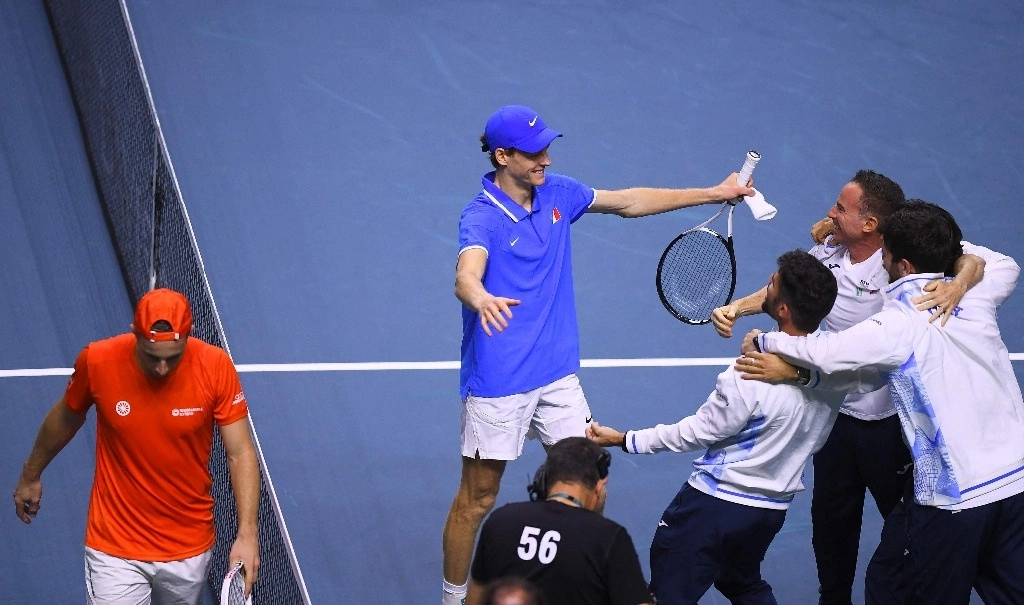 El italiano Jannik Sinner  celebra su triunfo en la Copa Davis en el estadio Palacio de Deportes José María Martín Carpena en Málaga, sur de España, el 24 de noviembre de 2024. Foto Afp