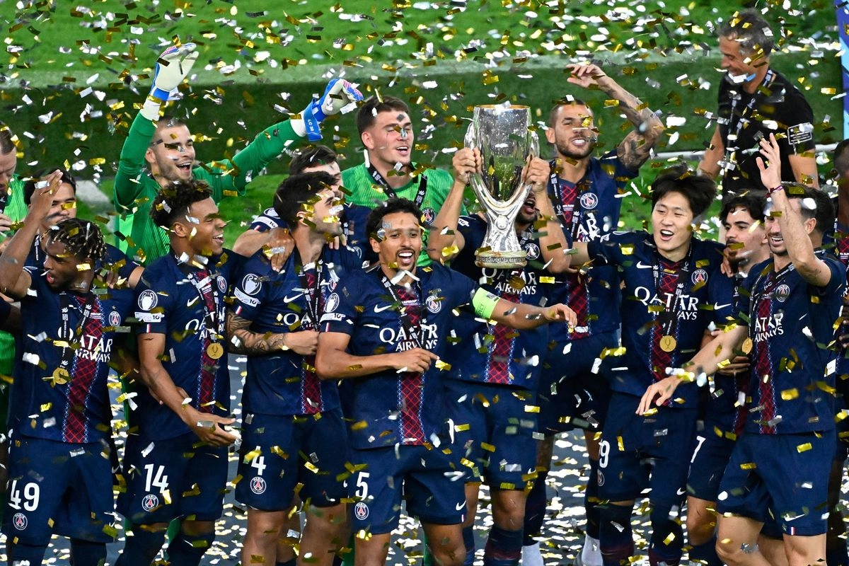 Los jugadores del PSG celebran con el trofeo tras el partido de la Supercopa de la UEFA entre el Paris Saint-Germain y el Tottenham Hotspur en Udine, Italia.