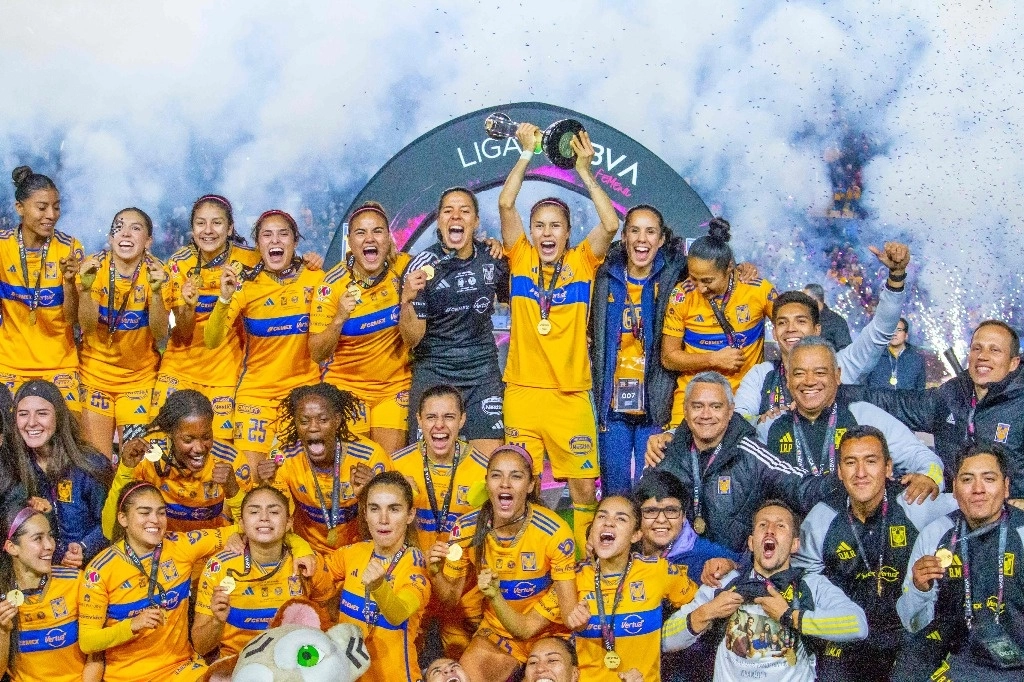 El equipo neoleonés obtuvo ayer su sexto cetro en nueve finales disputadas al empatar a cero en el Volcán y vencer con marcador global de 3-0 al América. Las felinas sentenciaron la serie desde el primer duelo en el estadio Azteca con la goleada. Foto Afp