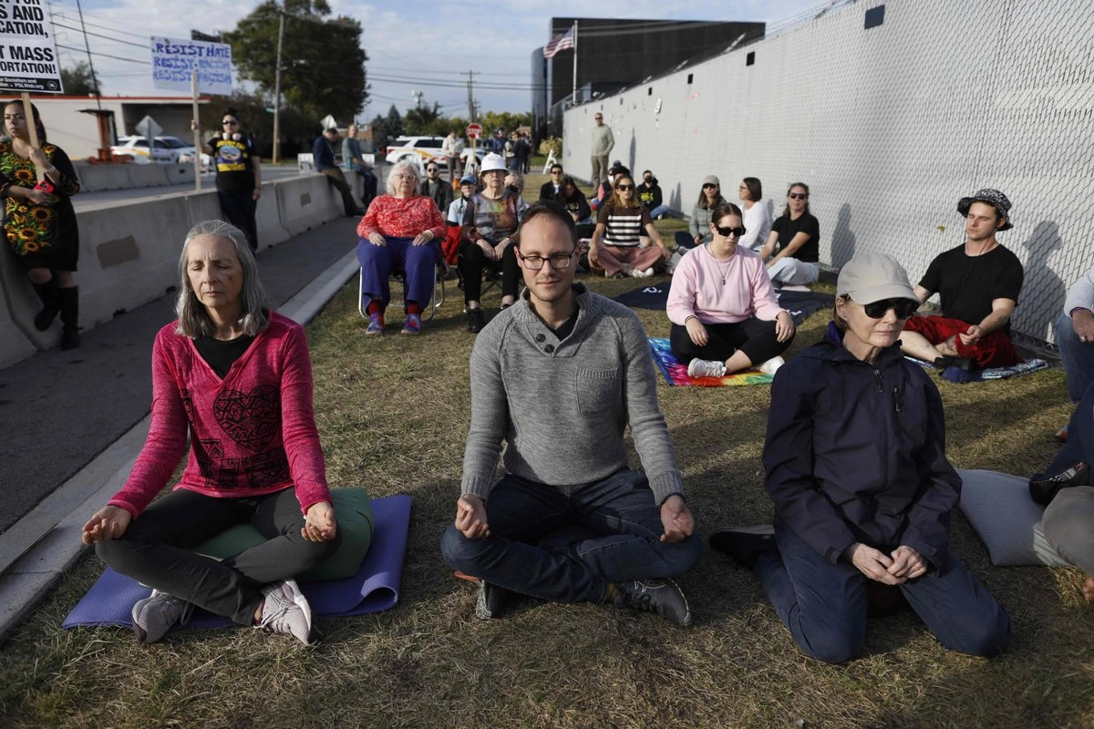 Manifestantes participaron esta semana en una protesta contra las deportaciones indiscriminadas de Donald Trump con una meditación frente a un centro del Servicio de Inmigración y Control de Aduanas (ICE) en Broadview, cerca de Chicago, Illinois.