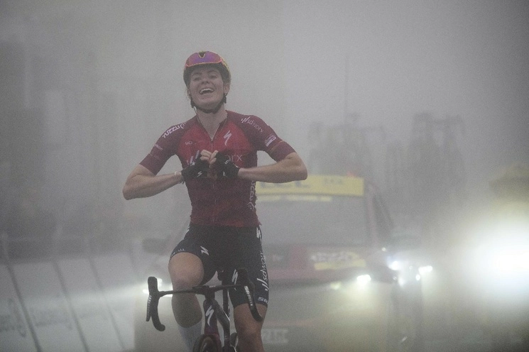 La ciclista holandesa del equipo SD Worx, Demi Vollering, reacciona al cruzar la línea de meta para ganar la séptima etapa (de 8) de la segunda edición de la carrera ciclista del Tour de Francia femenino, el en Departamento de Altos Pirineos, sur de Francia. Foto Afp