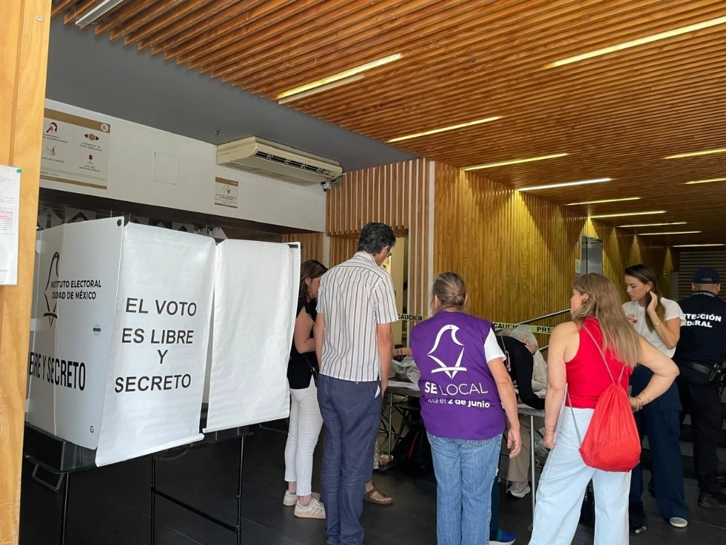 Fila de votantes para ingresar a la casilla 518, ubicada en avenida Presidente Masaryk, en la alcaldía Miguel Hidalgo, el 2 de junio de 2024. Foto Roberto García Ortiz