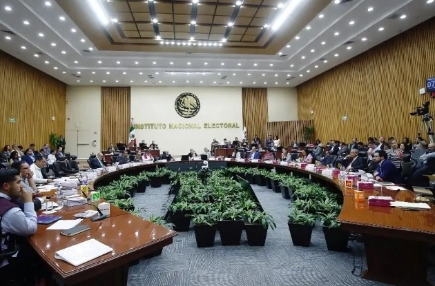 Finalmente, tras esta serie de confusiones, de desgaste físico y mental, los consejeros terminaron el punto de la discusión con 6 votos a favor y 5 en contra. Foto La Jornada/Archivo