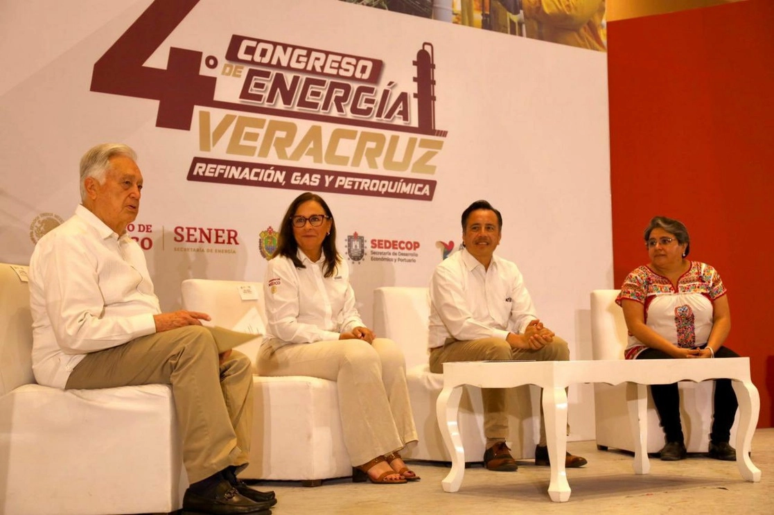 Funcionarios durante un Congreso en Veracruz. Foto SENER_mx