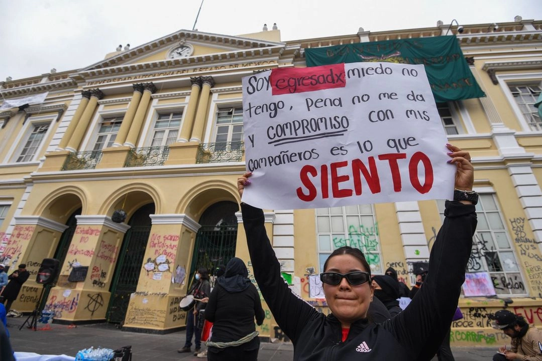 Estudiantes egresados apoyan el paro de al menos 17 facultades de la UAEMex en demanda de una elección del recto de manera democrática. Foto