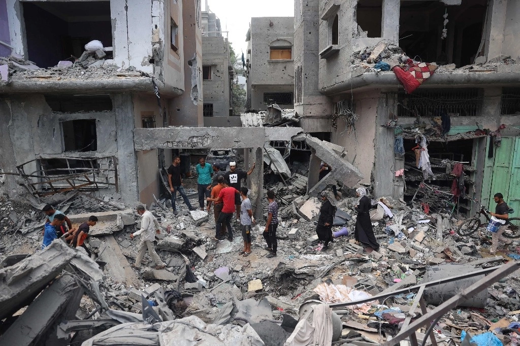 Palestinos inspeccionan los daños y los escombros un día después de un operativo de las Fuerzas Especiales de Israel en un campamento de la ciudad de Nuseirat, en el centro de la Franja de Gaza, el 9 de junio de 2024. Foto Afp