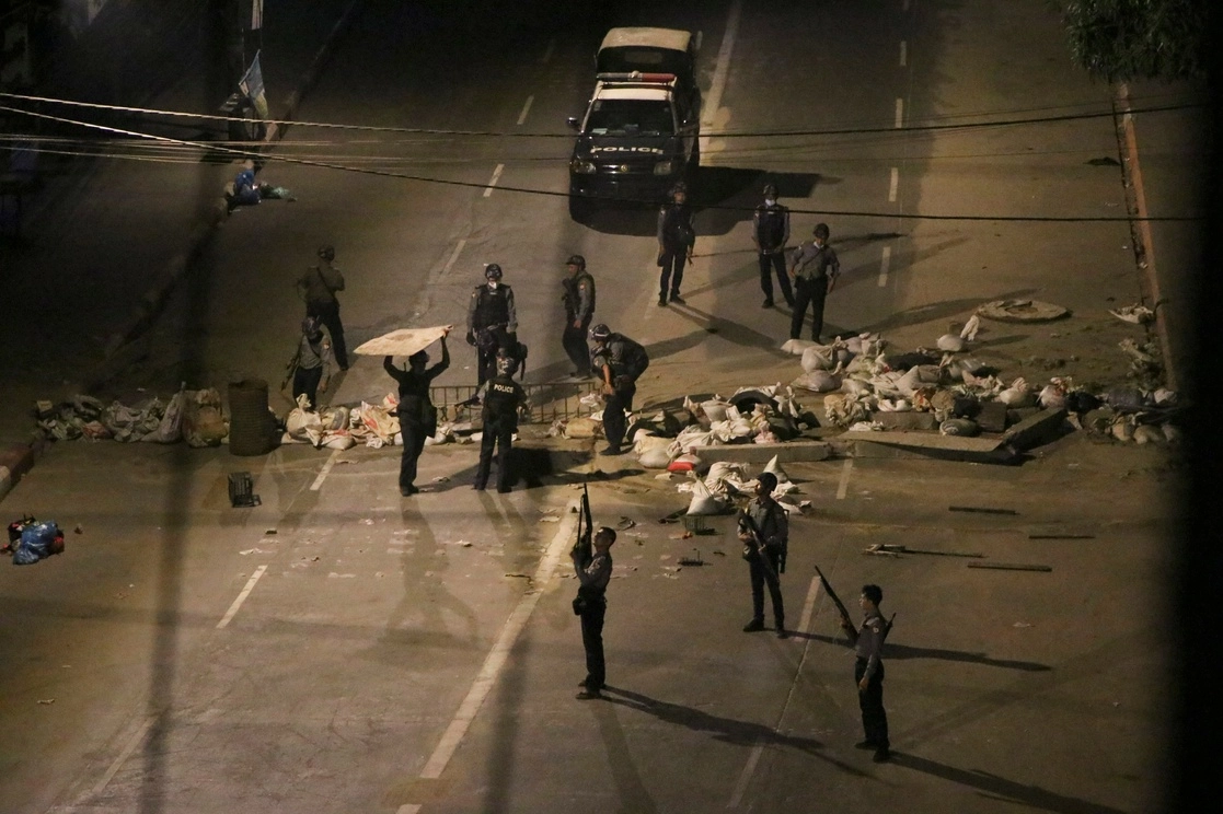 Policías desarman bloqueos improvisados hechos por manifestantes anti golpistas en calles de Yangón, Myanmar. Foto  Ap