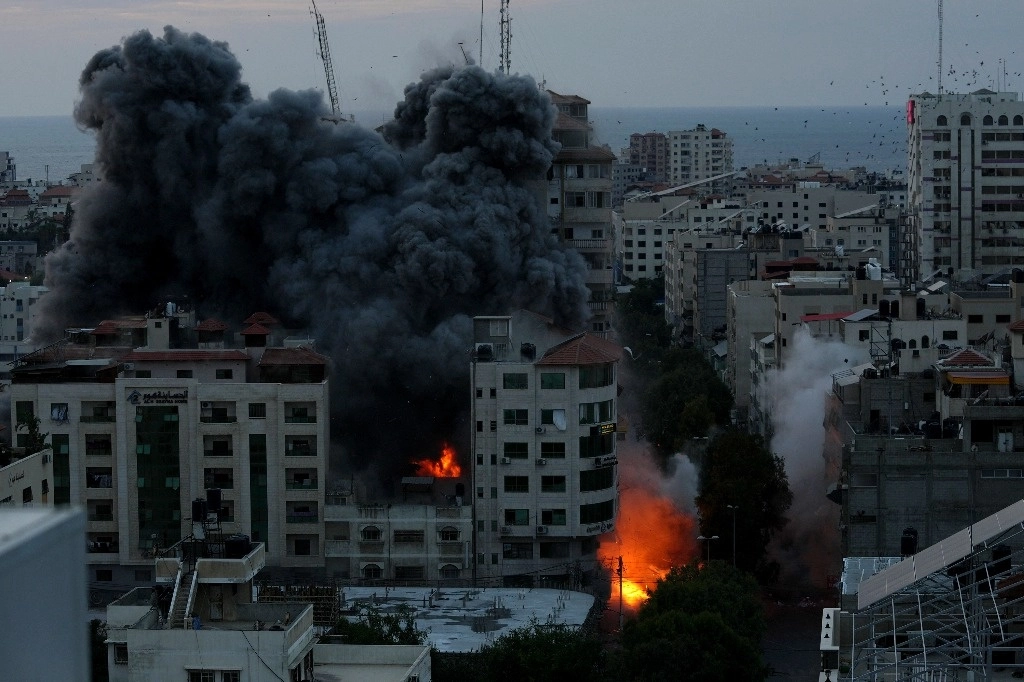 Edificio de viviendas en Gaza arde luego de un ataque aéreo israelí. Foto Ap 